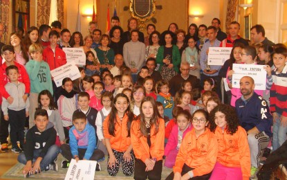 El Ayuntamiento reúne a corredores y ganadores de los concursos de Fotografía y Disfraces de la Carrera Fin de Año “Ciudad de Segovia”