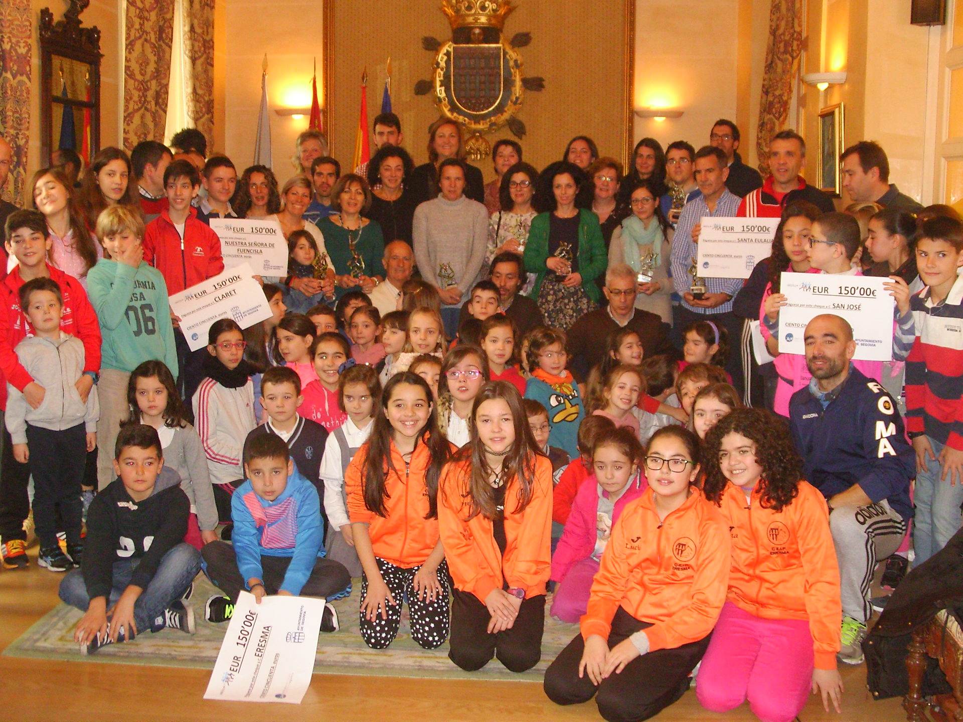 El Ayuntamiento reúne a corredores y ganadores de los concursos de Fotografía y Disfraces de la Carrera Fin de Año “Ciudad de Segovia”