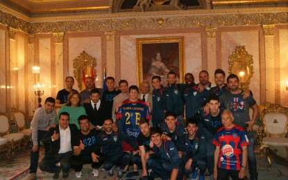 Visita de la Gimnástica Segoviana a la Alcaldesa, Clara Luquero