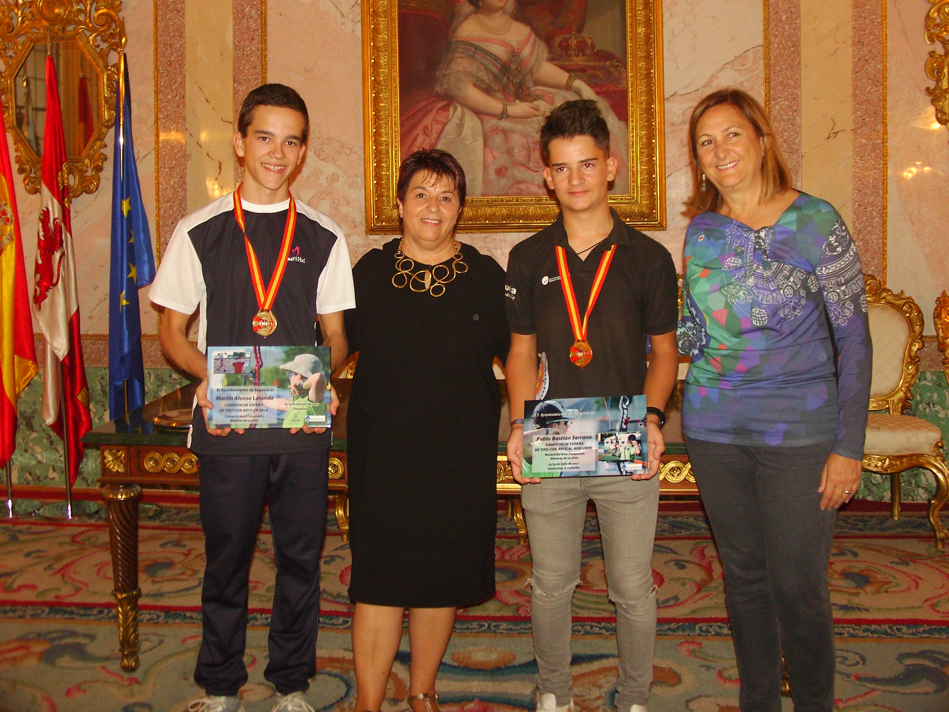 La alcaldesa y la concejala de deportes reciben a los Campeones de España de Tiro con Arco