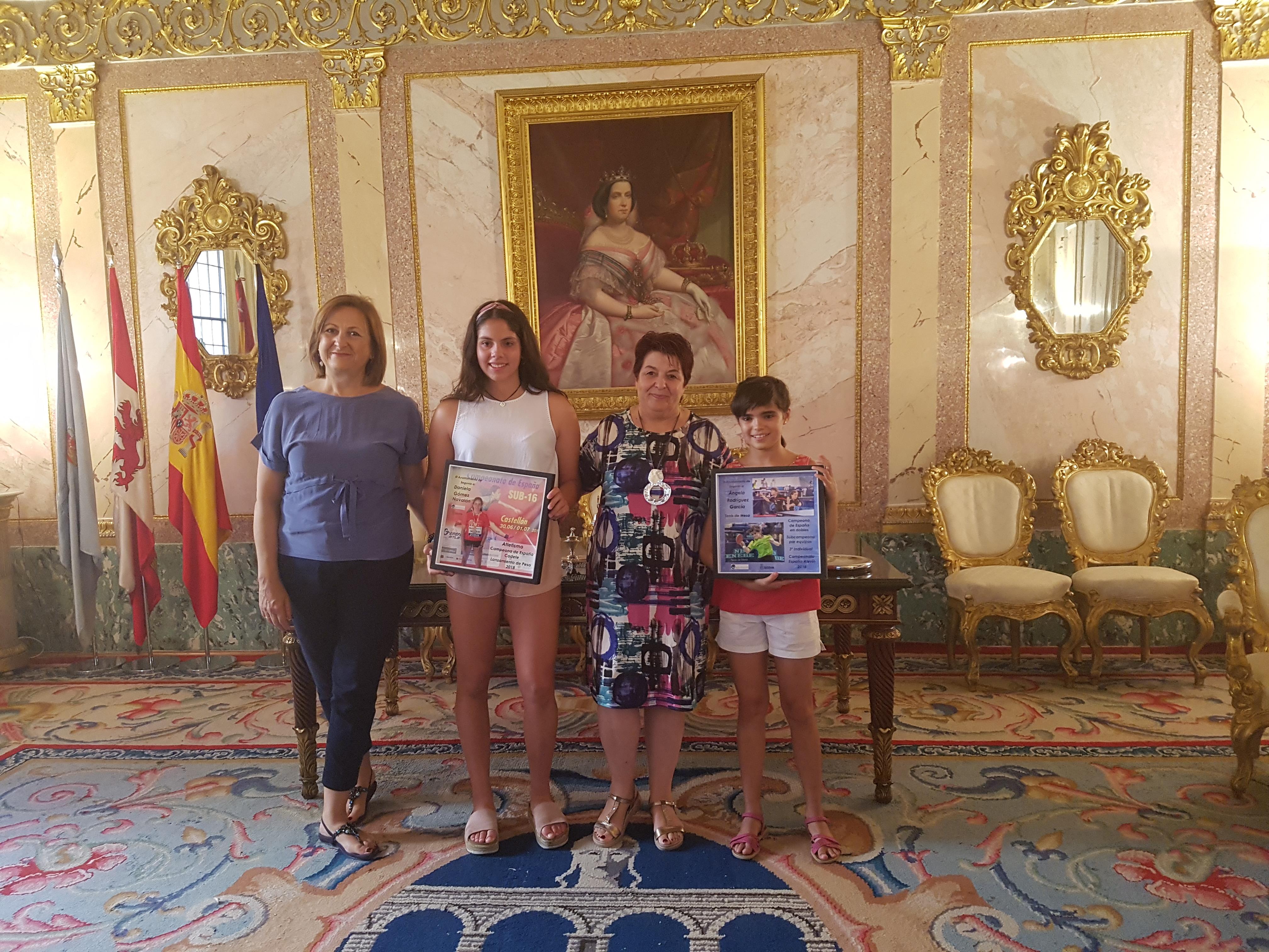 Recepción en el Ayuntamiento de Segovia a dos jóvenes deportistas segovianas