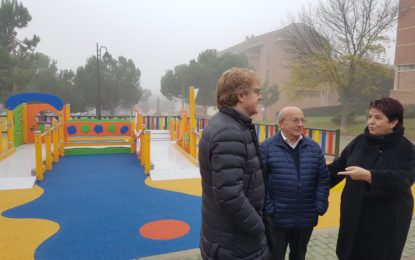 El Ayuntamiento renueva el área infantil del Parque del Reloj en Nueva Segovia