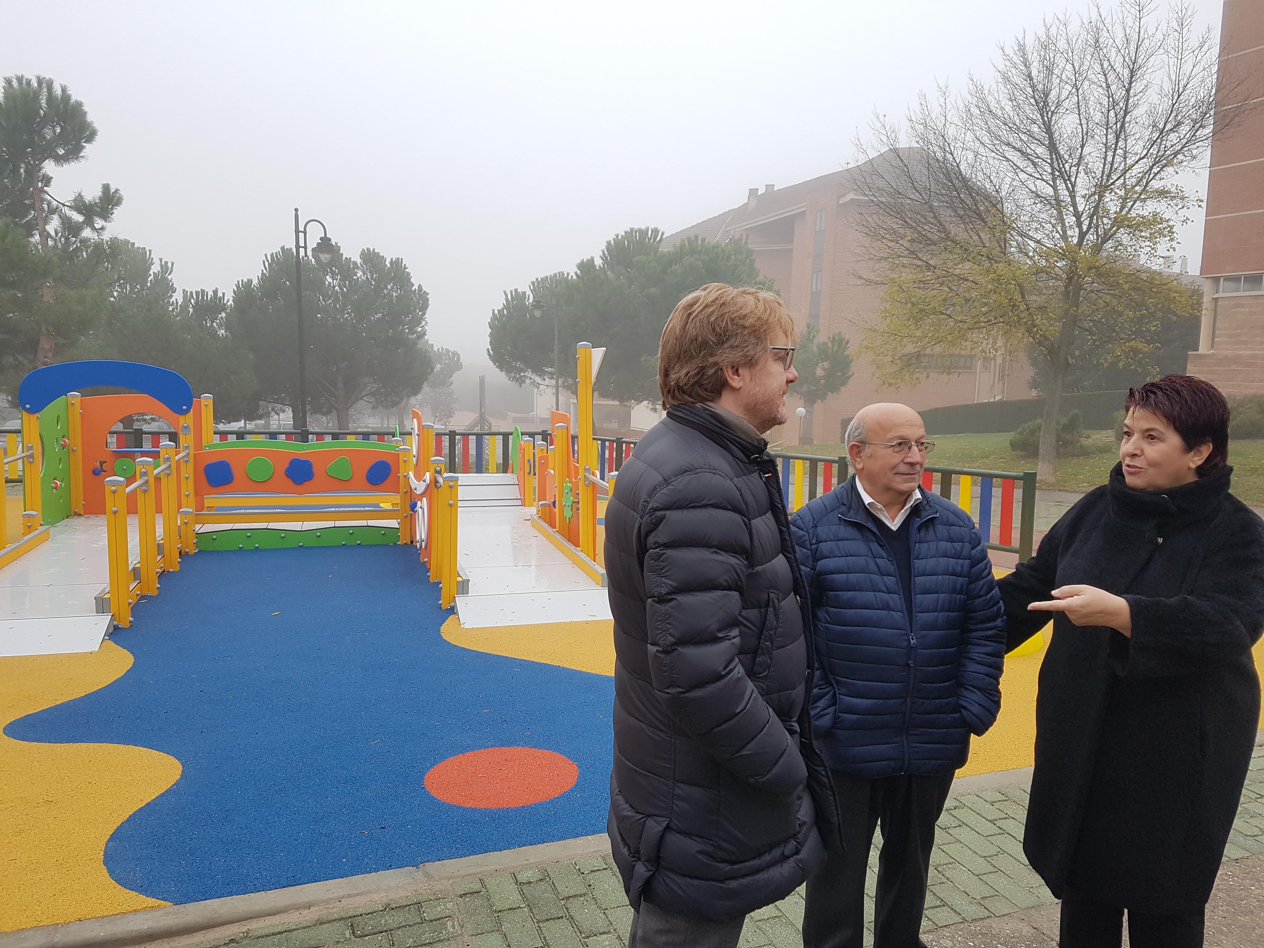 El Ayuntamiento renueva el área infantil del Parque del Reloj en Nueva Segovia