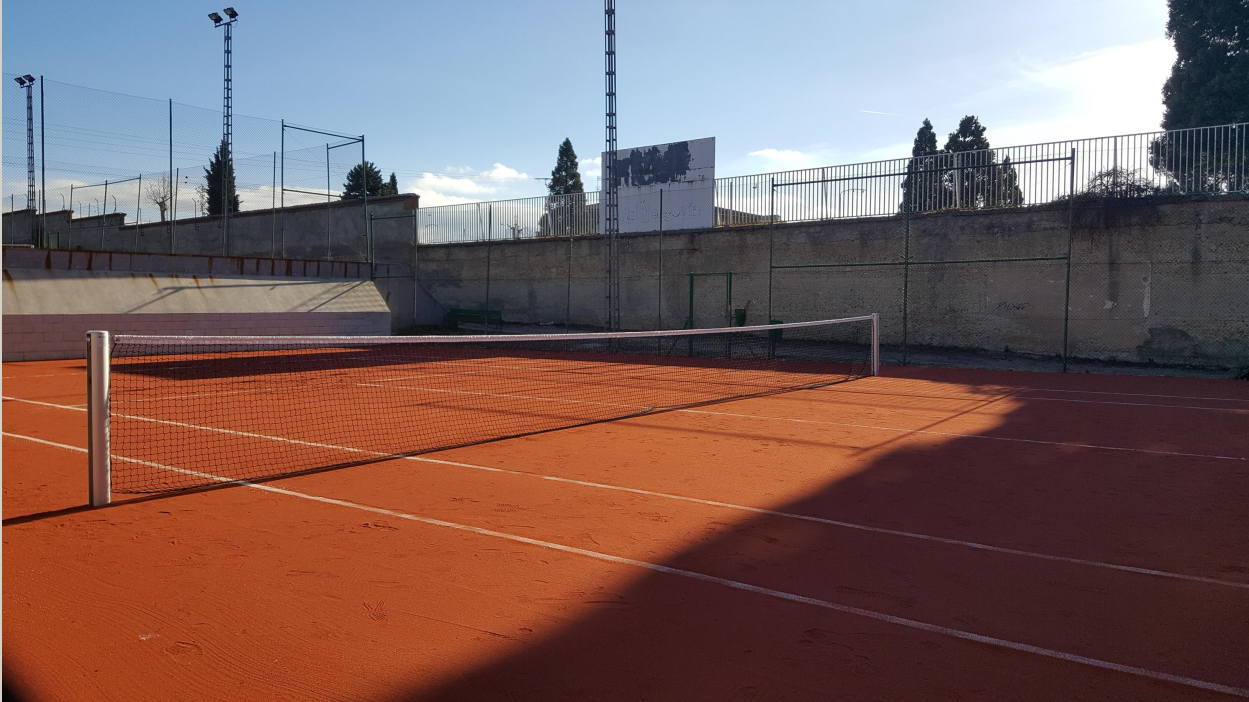 Instalaciones Deportivas: Finalizada la reposición del pavimento de la pista nº 1 de Tenis