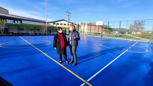 La pista polideportiva de la Carretera de Valdevilla luce un renovado aspecto