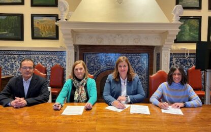 La alcaldesa de Segovia, Clara Martín, y la presidenta de la Asociación Segoviana de la Prensa Deportiva (ASPD), Elena Gutiérrez, han firmado hoy un convenio de colaboración en la sala de la chimenea del Ayuntamiento de Segovia