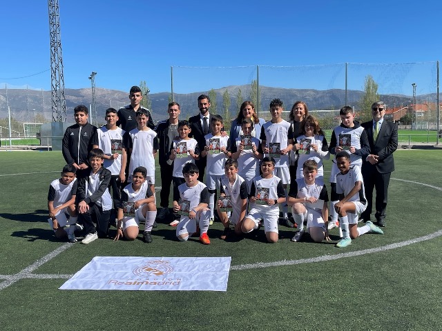 Arbeloa visita la Escuela de la Fundación Real Madrid y Ecopilas en Segovia en su 12º año