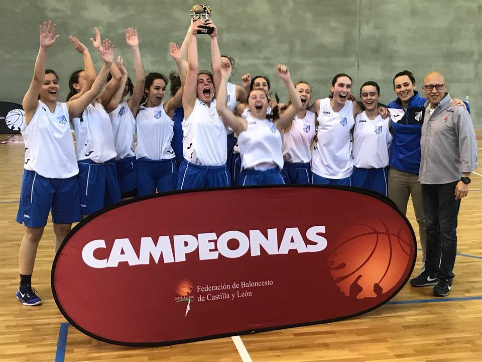 Las jugadoras del equipo junior femenino del Unami logran alzarse con la Copa de Castilla y León