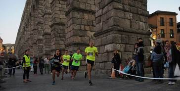 Unos mil corredores disfrutan de la “Nocturna” más brillante de Segovia