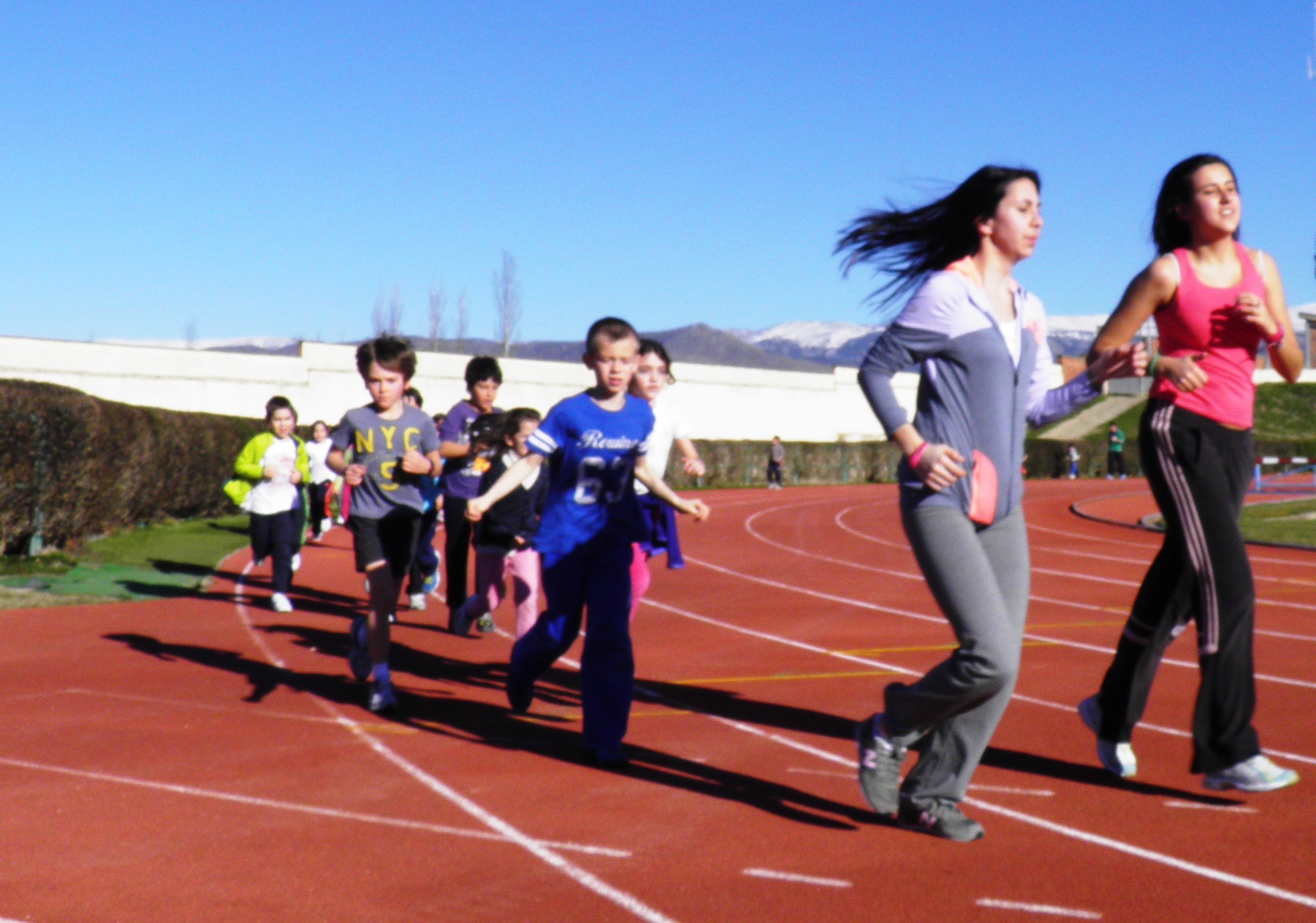 Los prebenjamines descubren el atletismo
