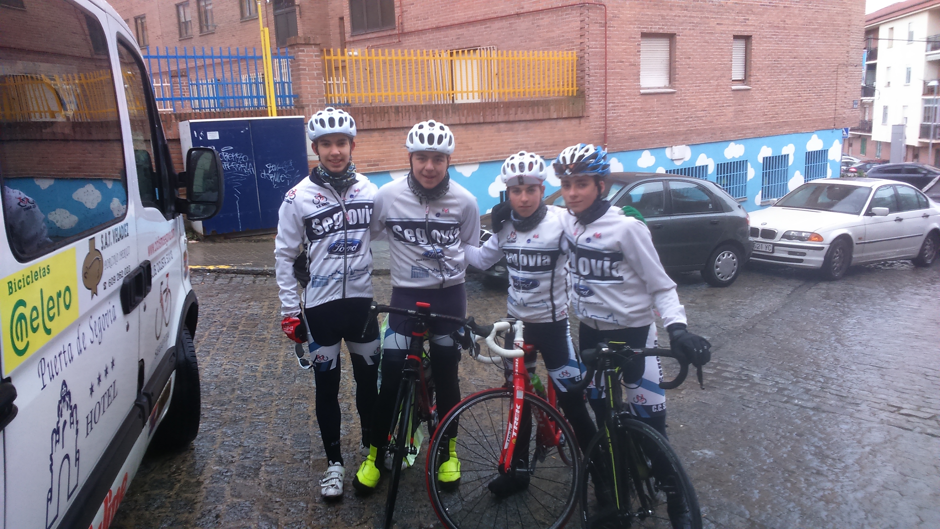 El equipo Club Ciclista 53 X 13 IMD – Segovia Ford a Gandia