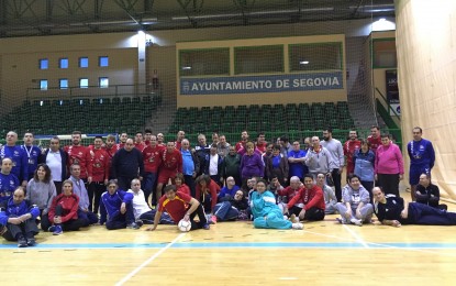 La plantilla del Naturpellet Segovia ofrece un clínic a los miembros de la Escuela de Deporte Adaptado