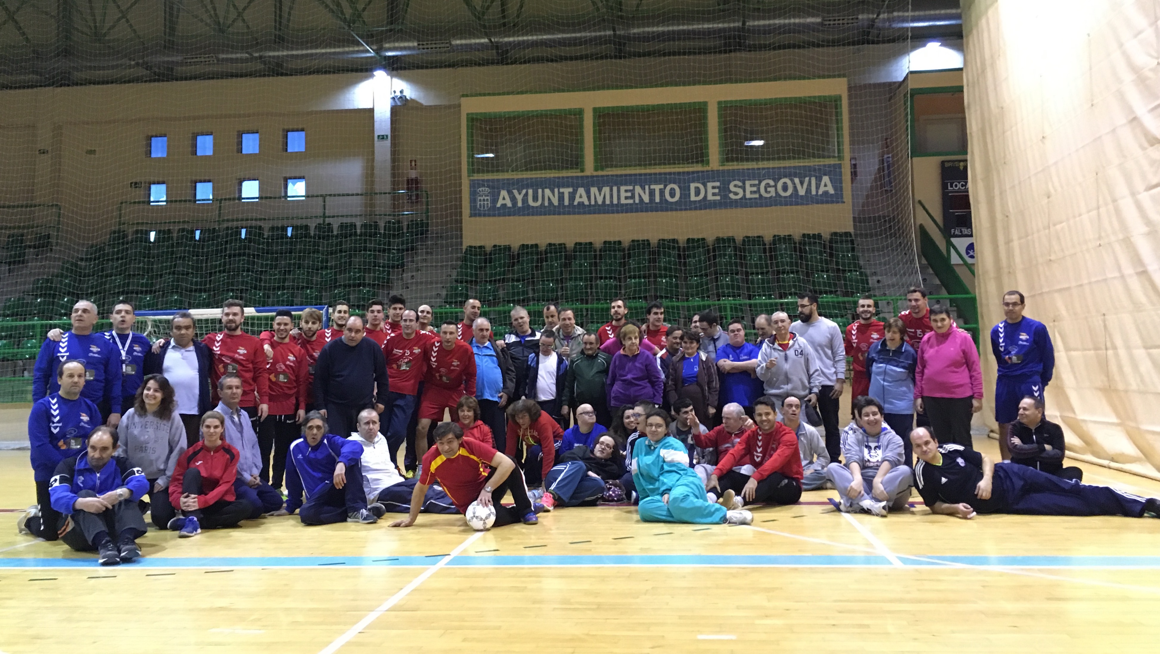 La plantilla del Naturpellet Segovia ofrece un clínic a los miembros de la Escuela de Deporte Adaptado