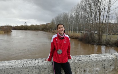 La atleta del CAS-Ciudad de Segovia, Pilar Moreno López, consigue el subcampeonato autonómico cadete de Cross Escolar