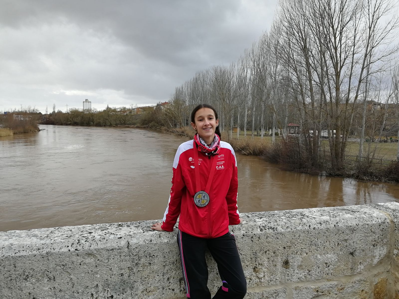 La atleta del CAS-Ciudad de Segovia, Pilar Moreno López, consigue el subcampeonato autonómico cadete de Cross Escolar