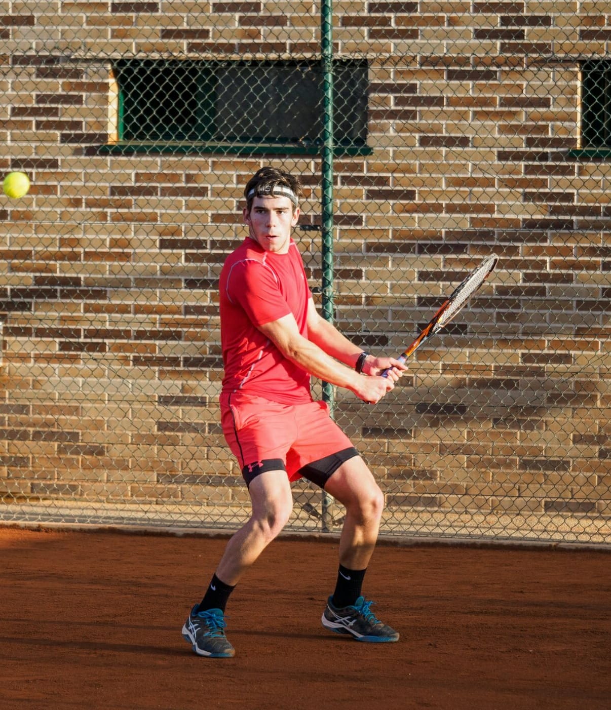 Un centenar de tenistas participan en el Maratón Puente de Diciembre celebrado en Espacio Tierra