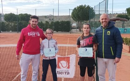 Las jugadoras de Espacio Tierra Jimena de Pablos campeona de Castilla y León junior y Eva Pascual subcampeona de Castilla y León benjamín