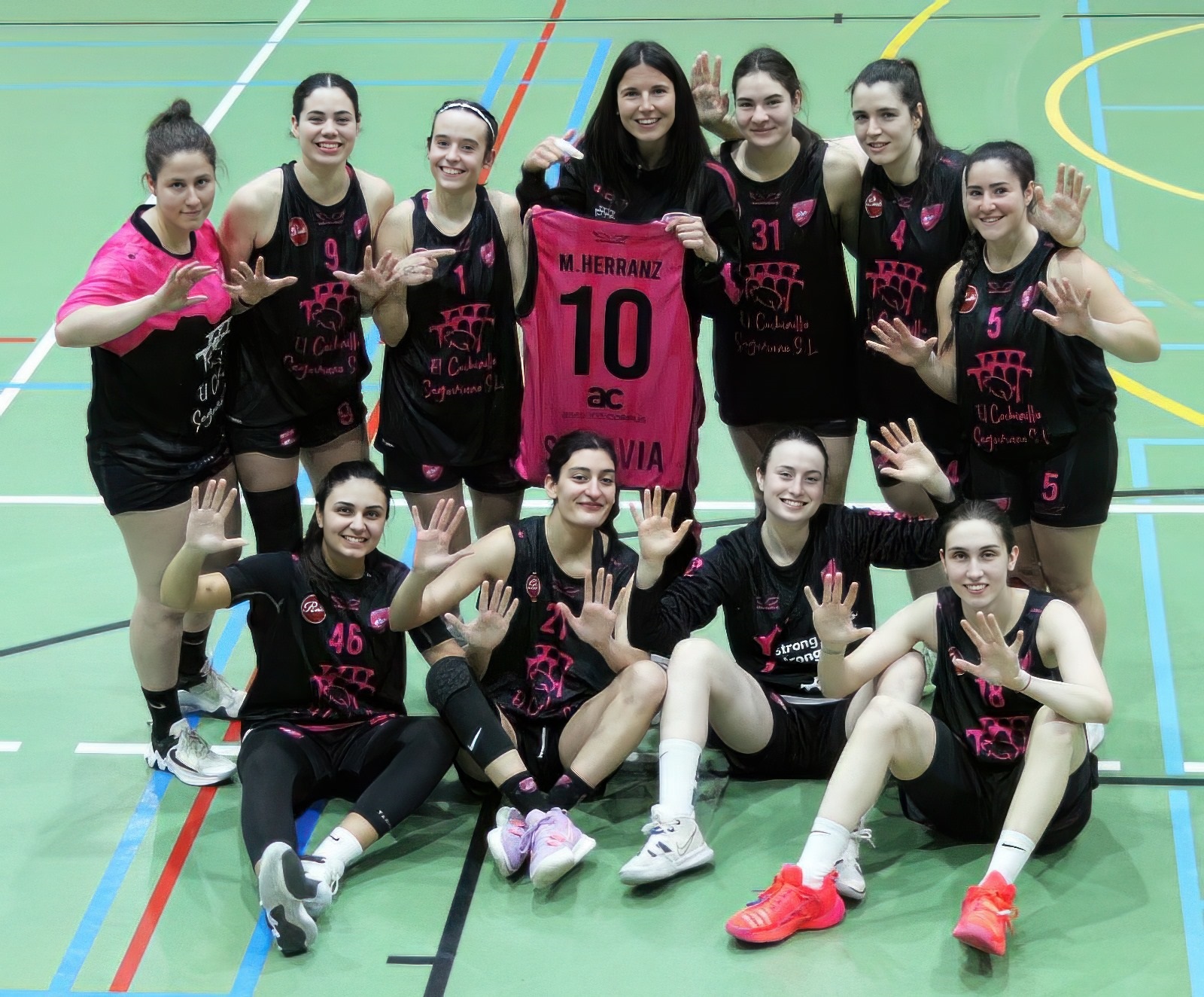 El Cochinillo Segoviano S.L. se afianza en la segunda plaza, ya en solitario, tras la victoria en la complicada cancha universitaria salmantina