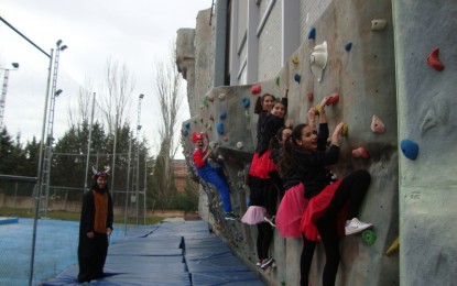 Multitudinaria participación de los escolares de Segovia en el Primer Encuentro Polideportivo de Carnaval