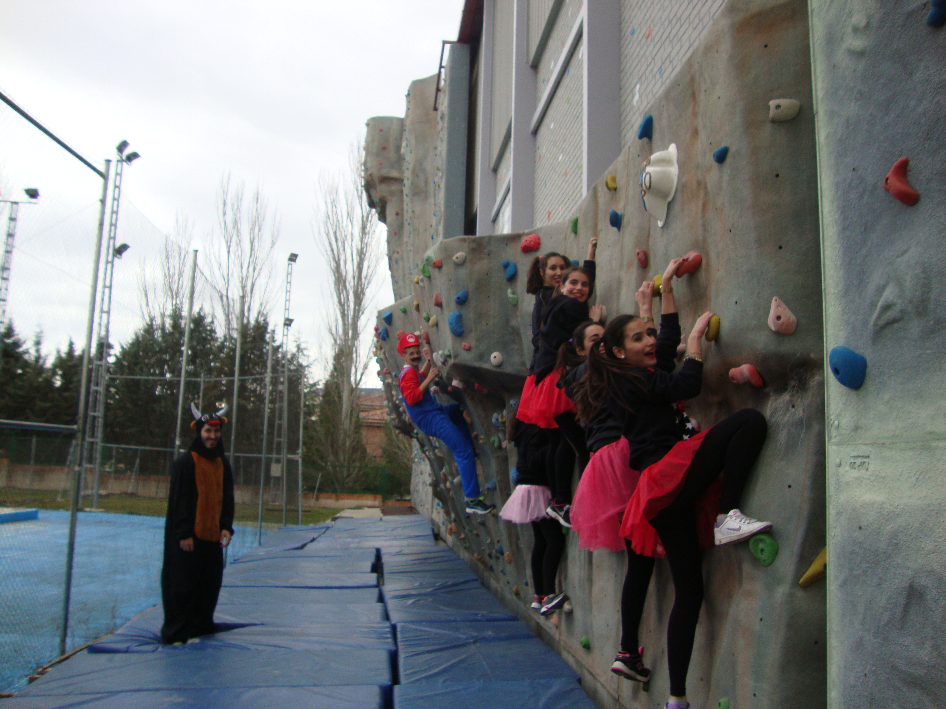 Multitudinaria participación de los escolares de Segovia en el Primer Encuentro Polideportivo de Carnaval
