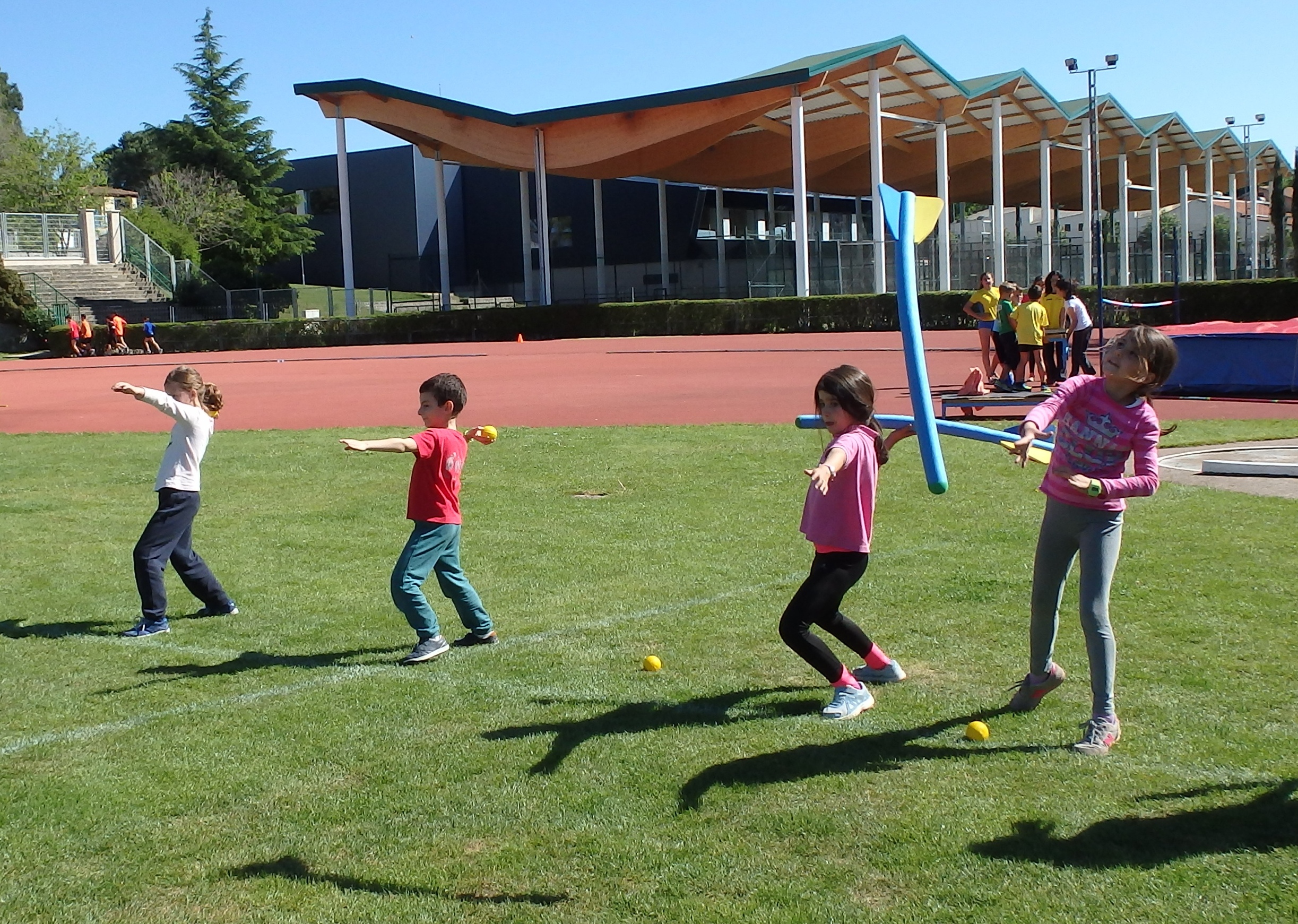 Deporte Escolar: Encuentros de Atletismo, Iniciación en Bici y Juegos Tradicionales