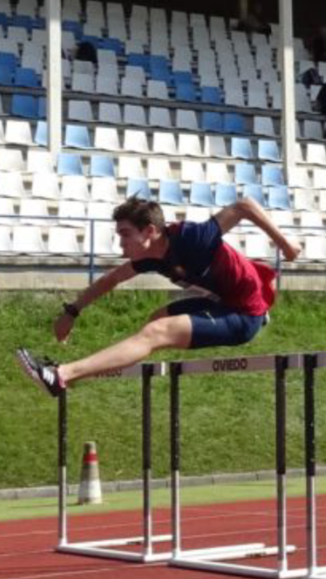 El atleta segoviano, Antonio Tabanera, vencedor en la prueba de 110 metros vallas