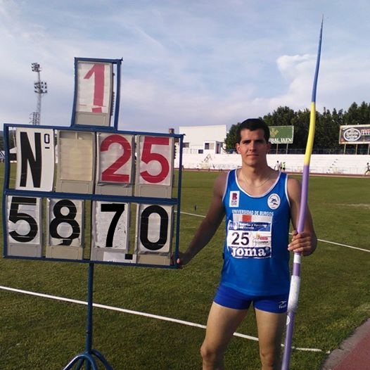 El Atleta del CETA y del Hotel Cándido Ciudad de Segovia, Serafín Pérez Mate, consigue lanzar la jabalina hasta los 58,70 m.
