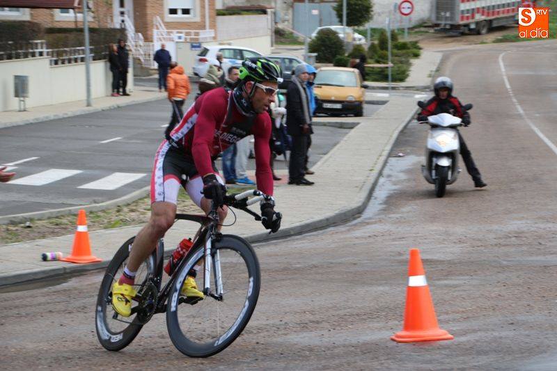 El Triatlón Eresma celebra su primer triunfo regional en el Duatlón de Alba de Tormes