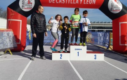 El C.D. Triatlón Lacerta ha dado por comenzada la temporada con la participación de su Escuela en la Toma de Tiempos y el Nada Corre de la Federación