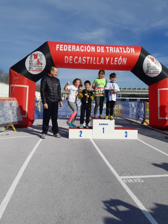El C.D. Triatlón Lacerta ha dado por comenzada la temporada con la participación de su Escuela en la Toma de Tiempos y el Nada Corre de la Federación