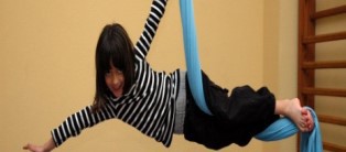 Acrobacias y circo en la piscina climatizada