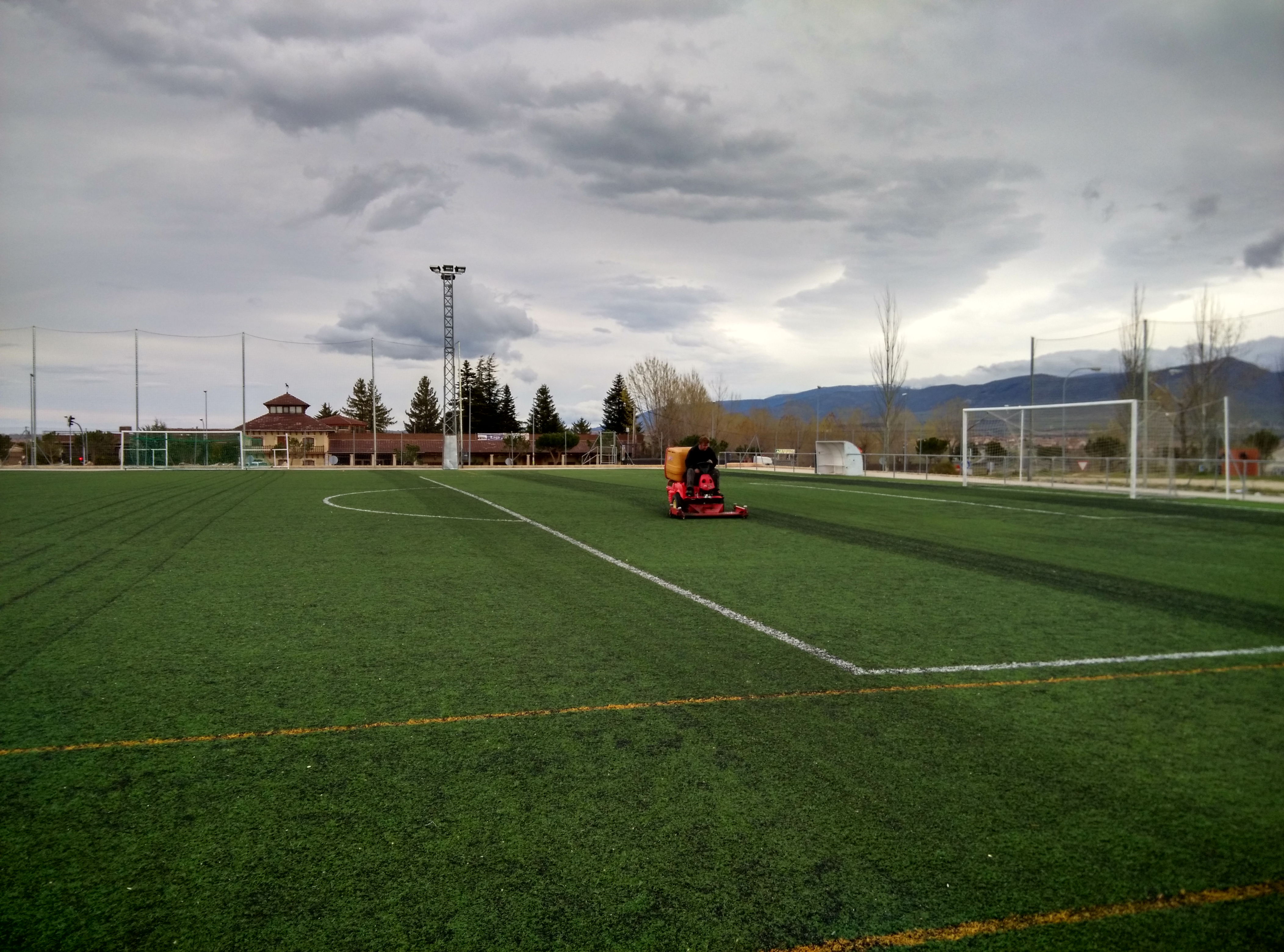 El IMD acondiciona los campos de hierba artificial de Nueva Segovia