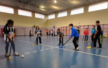 Los escolares aprenden y disfrutan en los encuentros deportivos de los viernes