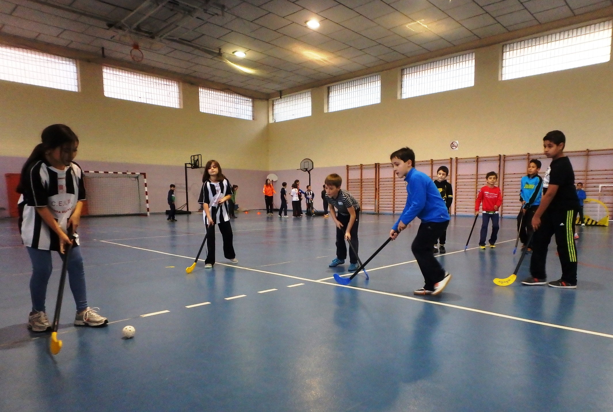 Los escolares aprenden y disfrutan en los encuentros deportivos de los viernes