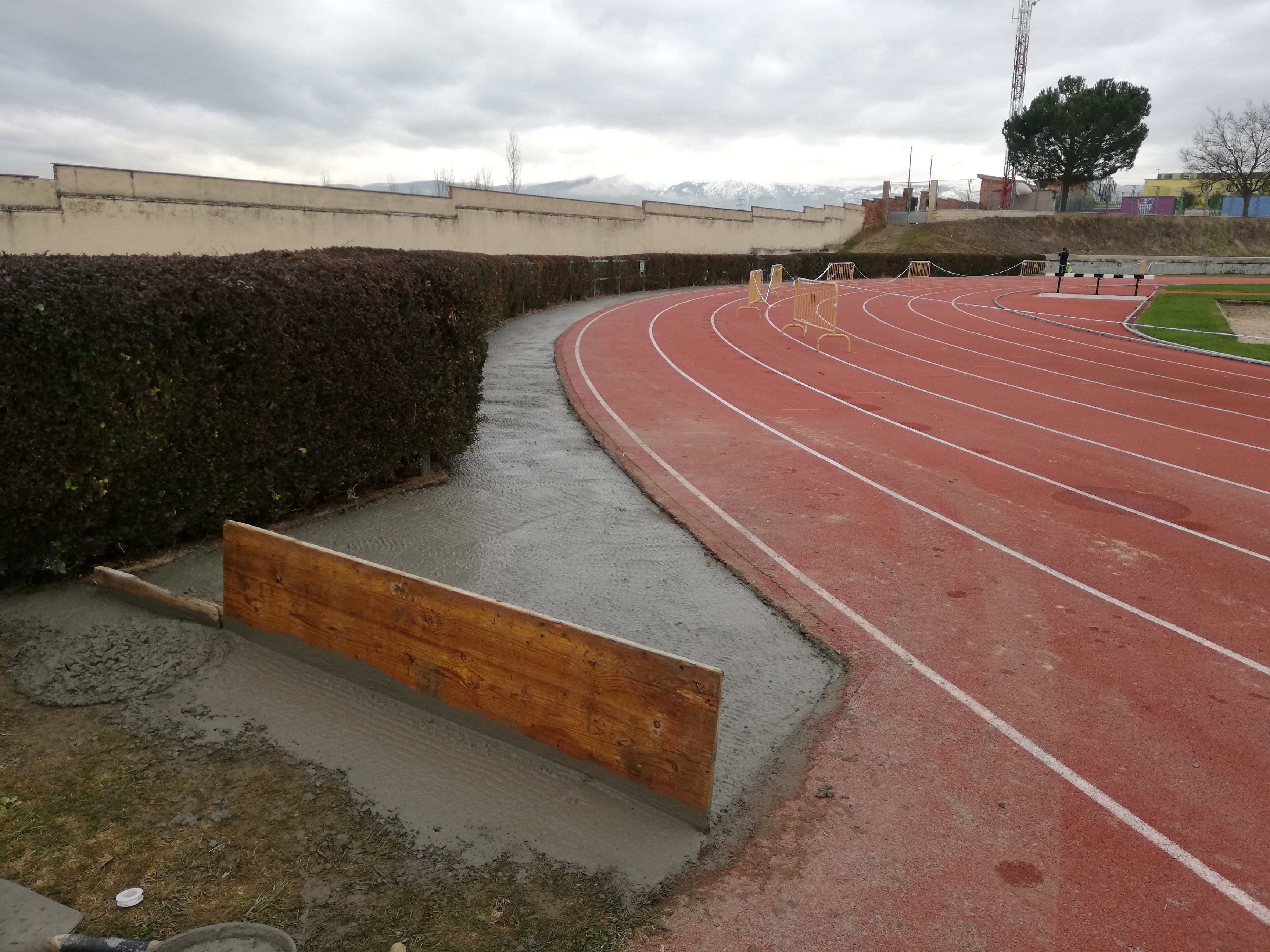 El Instituto Municipal de Deportes adecúa las curvas de las Pistas de Atletismo
