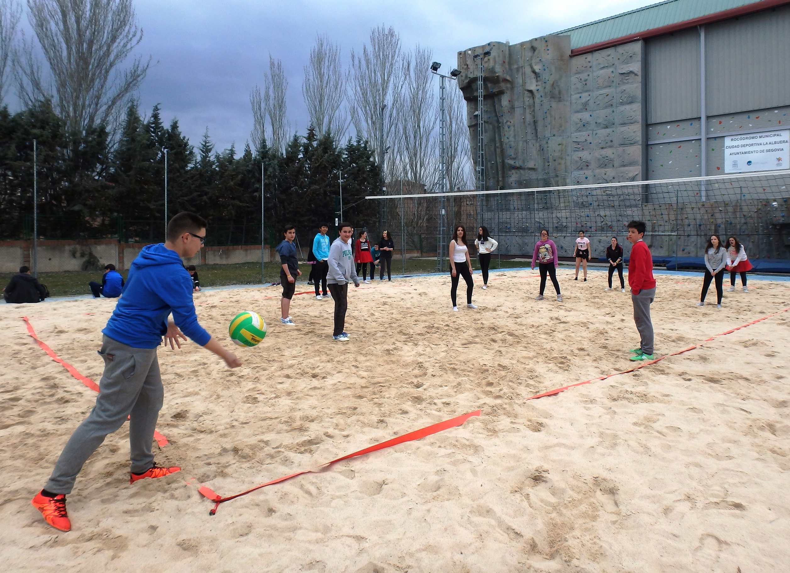 Los estudiantes de Educación Secundaria y Bachillerato comparten deporte y ocio en los Encuentros de los viernes